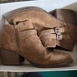 Sonoma women’s Taupe Chukka Boots